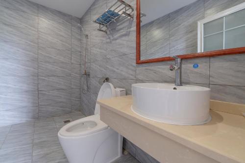 a bathroom with a sink and a toilet at Hua Han Hotel in Zhangjiajie