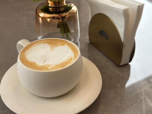 Tetera y cafetera en Nostalgia S Hotel Beijing Qianmen Street & Tianqiao Performing Arts Center 时光漫步S酒店 北京前门天桥艺术中心店 Free fresh ground coffee,Free laundry service