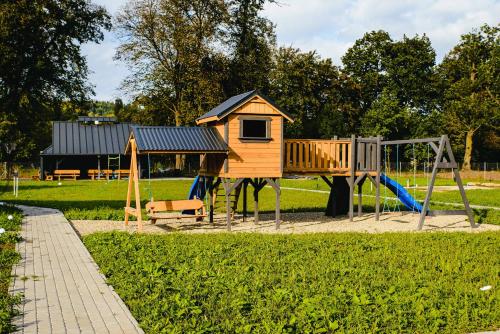 HuwnikiにあるDomki nad Wiarem 2の遊び場(家と滑り台付)