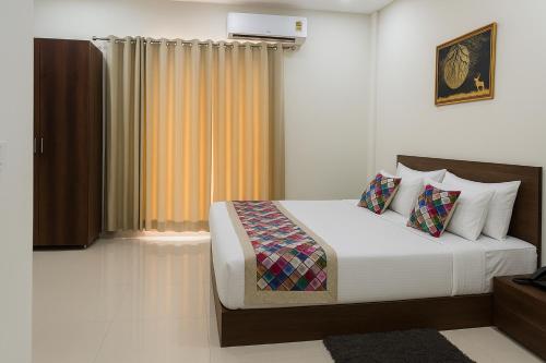 un dormitorio con una cama en una habitación en Hotel Heritage Grand Bathinda # Parking # A Beautiful Property, en Bathinda