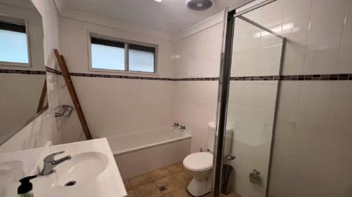 サセックス・インレットにあるThe Blue Lagoonの洗面台、トイレ、シャワー付きのバスルーム