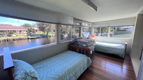 サセックス・インレットにあるThe Blue Lagoonのベッドが2つと大きな窓がある部屋