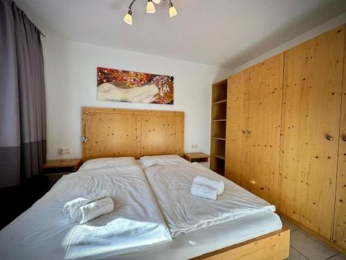 ピーゼンドルフにあるApartment Kitzsteinhornのベッドとタオル2枚のある寝室