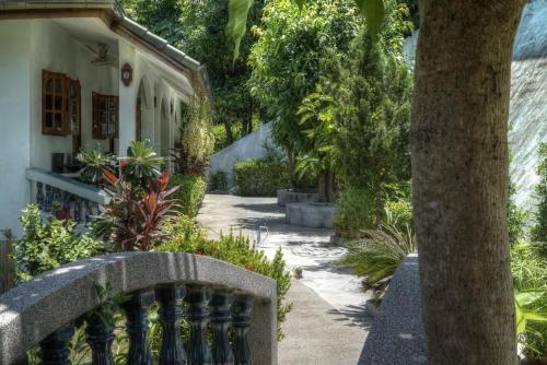 a garden with a bench in front of a building at Gila's Garden in Lamai