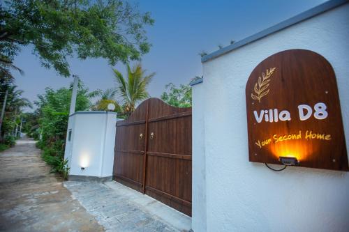 Et logo, certifikat, skilt eller en pris der bliver vist frem på Villa D8