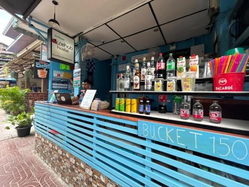 un bar en una tienda con un mostrador azul en Rehab Hostel, en Islas Phi Phi