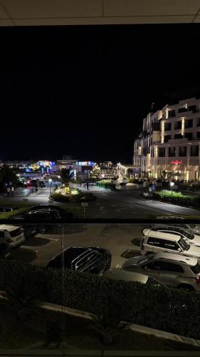 ein Parkplatz mit geparkten Autos auf einem Parkplatz in der Unterkunft SeaBreeze Lighthouse 114 in Baku