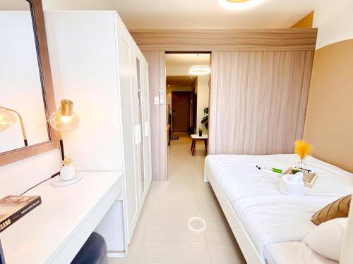 a hotel room with a bed and a hallway at Casita Aroha SHORE 2 B02-19114 in Sampong