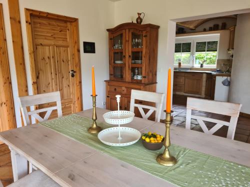 una mesa de comedor con dos velas y fruta encima en Idylle am See, en Zossen