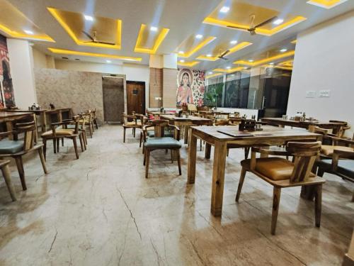 Un restaurante u otro lugar para comer en Hotel Vatsalya By Shree Ji Group Of Hotels