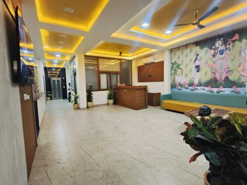 Una televisión o centro de entretenimiento en Hotel Vatsalya By Shree Ji Group Of Hotels