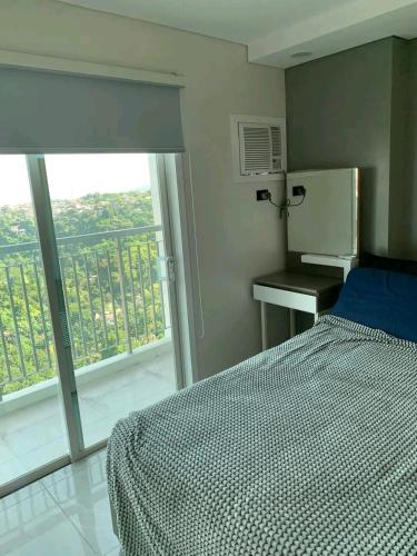 Ένα ή περισσότερα κρεβάτια σε δωμάτιο στο Aayah Staycation condo & Hotel