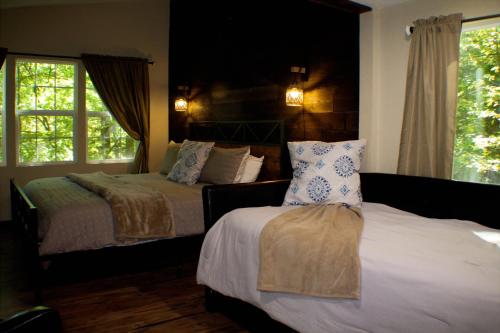 Postel nebo postele na pokoji v ubytování Beautiful Getaway! Spacious, close to Downtown GatlinburgFree tickets to Dollywood & Dinner Shows