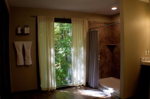 Fotografie z fotogalerie ubytování Beautiful Getaway! Spacious, close to Downtown GatlinburgFree tickets to Dollywood & Dinner Shows v destinaci Rocky Grove