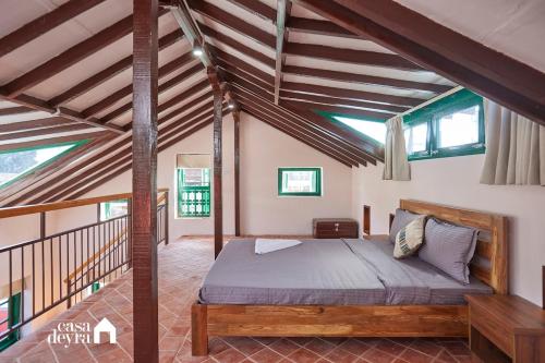 ein Schlafzimmer mit einem Bett in einem Zimmer mit Holzdecken in der Unterkunft Hajuri Kunj Bungalow in Kathmandu