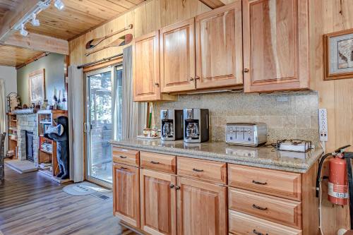 Η κουζίνα ή μικρή κουζίνα στο Lake Tahoe West Shore Lake Front 5 bedroom Cabin
