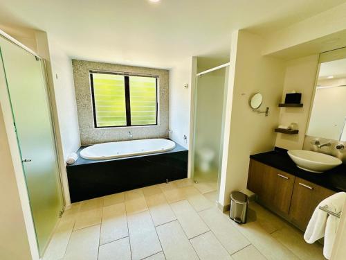 Koupelna v ubytování Sea Temple Apartment in Palm Cove