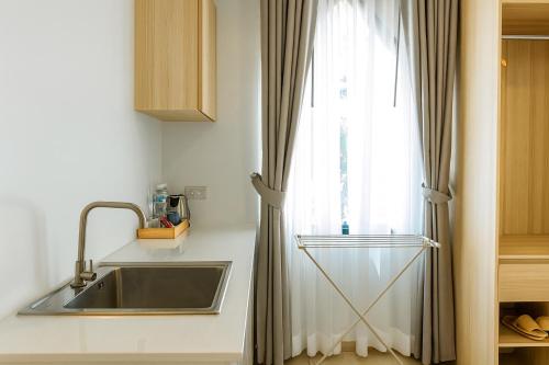 una cocina con fregadero y ventana en Sea Side at Ao Nang Landmark Night Market Krabi, en Ban Khlong Haeng