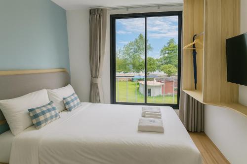 Un dormitorio con una cama y una ventana grande en Sea Side at Ao Nang Landmark Night Market Krabi, en Ban Khlong Haeng