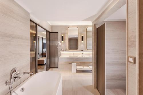 贝尔迪比Akka Antedon Hotel - Premium All Inclusive的带浴缸和水槽的浴室