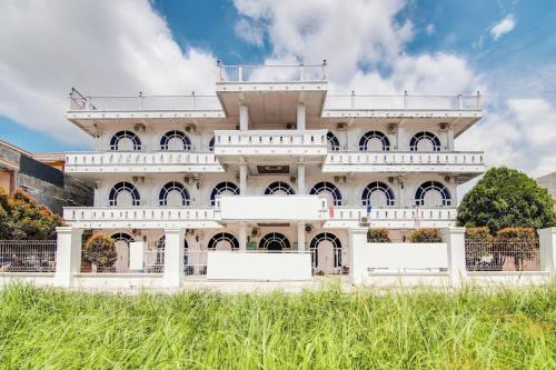 een groot wit gebouw met balkons erop bij Gedung Putih Syariah in Palas 2