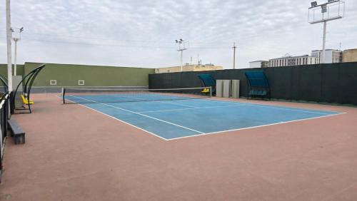 - un court de tennis dans l'établissement Amiriy hostel, à Boukhara