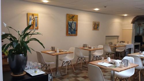 Restaurant o un lloc per menjar a Hotel De Wilde Kriek - before De Karsteboom