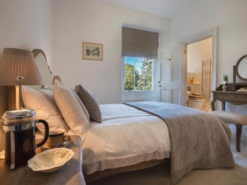 Spark Bridgeにある1 Bed in Spark Bridge LCC52のベッドとランプ付きのテーブルがある寝室