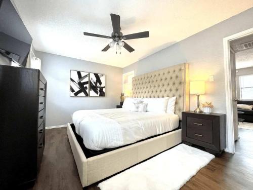 a bedroom with a bed and a ceiling fan at 1BD Condo HWY161-183 DFW South Irving - I67 in Sowers