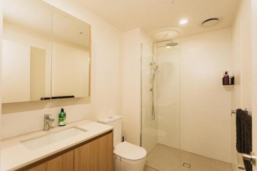 Un baño con inodoro, lavabo y ducha. en The Sirius in the central of CBD, en Adelaida