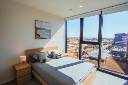 Un dormitorio con una cama y una ventana grande en The Sirius in the central of CBD, en Adelaida