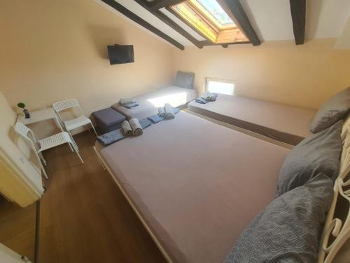 Ένα ή περισσότερα κρεβάτια σε δωμάτιο στο Let's Go Party - Plovdiv Center