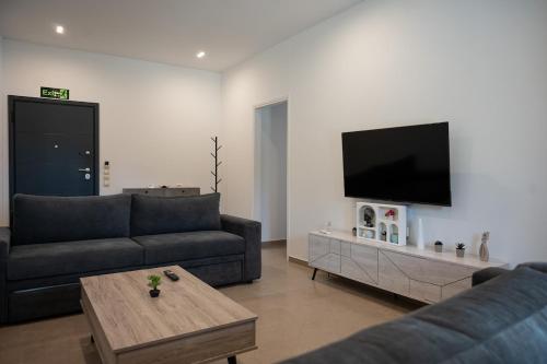 TV a/nebo společenská místnost v ubytování Filoxenia MG Projects Sereno 2 Apartment