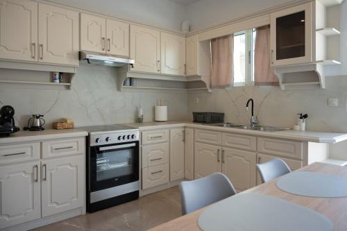 Kuchyň nebo kuchyňský kout v ubytování Filoxenia MG Projects Sereno 2 Apartment