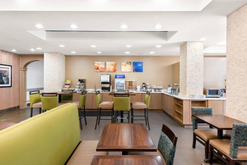 新奥尔良Comfort Suites New Orleans East的医院大厅里摆放着桌椅