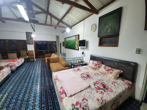 Postel nebo postele na pokoji v ubytování Hotel O near Alun Alun formerly Embun Pagi Hotel & Villa Resort