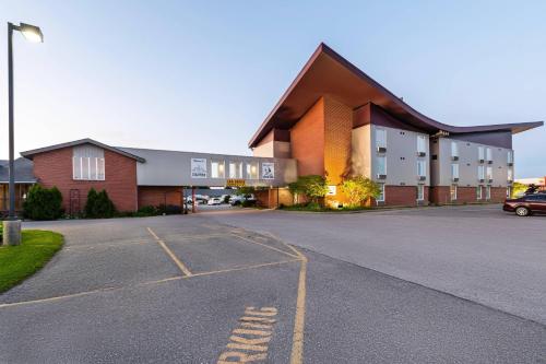 ストラトフォードにあるRodeway Inn Festivalの建物の前の空の駐車場