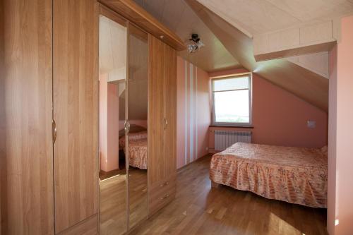 a small bedroom with two beds and a window at Agroturystyka nad Jeziorem Gaładuś in Dusznica