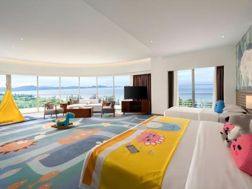 une chambre avec un lit et un salon dans l'établissement Grand Soluxe Hotel and Resort Sanya, à Sanya