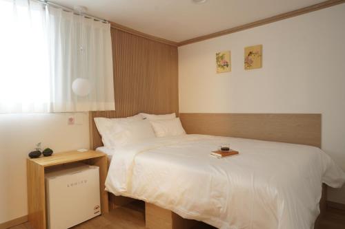 Ένα ή περισσότερα κρεβάτια σε δωμάτιο στο stay105행궁