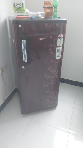 Ein alter Kühlschrank befindet sich in einer Küche in der Unterkunft River Line -Ella in Ella