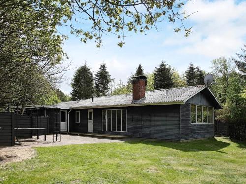 une petite maison avec une cour en face dans l'établissement Seaside Charm in albaek - By Traum Ferienwohnungen, à Spottrup