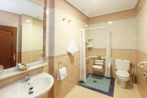 
a bathroom with a toilet, sink, and bathtub at El Cisne Verde in Córdoba
