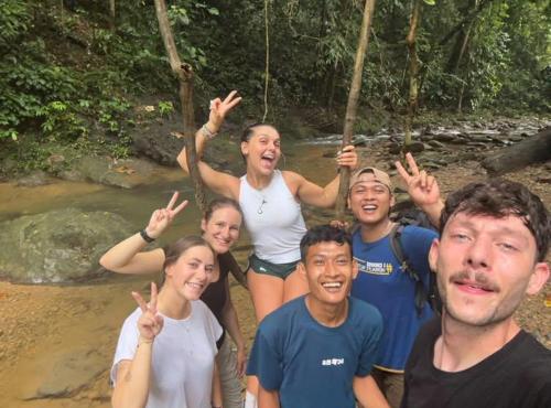 Gasten van Sama Sama Homestay & Trekking Only Stay Here Book Trekking and Transport With Us