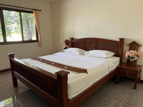 Postel nebo postele na pokoji v ubytování Rommaiplaitawan Resort ร่มไม้ปลายตะวัน รีสอร์ท