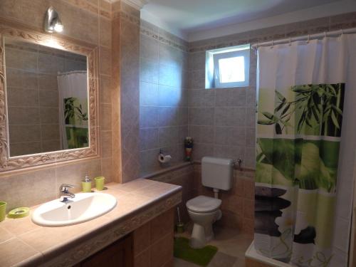 Ένα μπάνιο στο Georgina Apartman