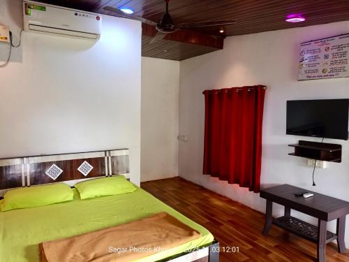 Μια τηλεόραση ή/και κέντρο ψυχαγωγίας στο Hotel River Garden Guest House