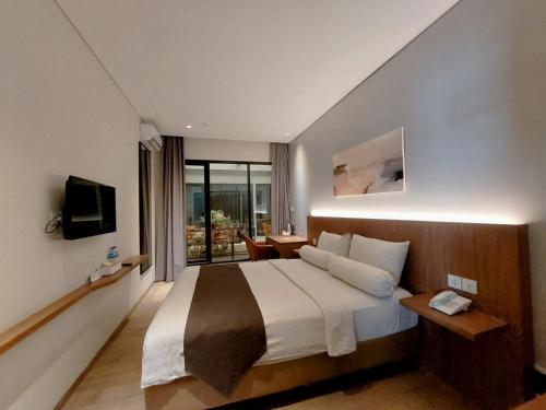 Postel nebo postele na pokoji v ubytování Votel Krakatau Boutique Hotel Semarang