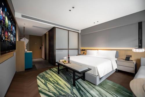 Postel nebo postele na pokoji v ubytování Rosewood Chengdu