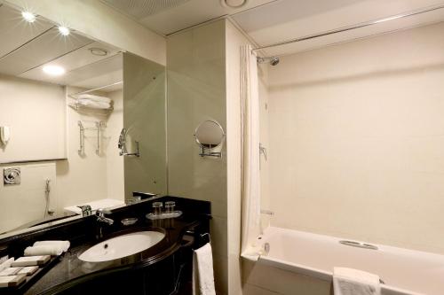 Vonios kambarys apgyvendinimo įstaigoje Royal Grand Suite Hotel